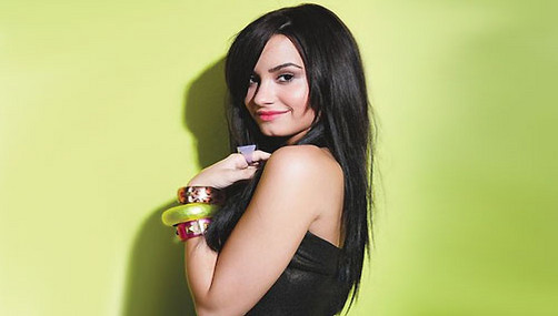 Demi Lovato coquetea con atractivo actor vía Twitter (Foto)