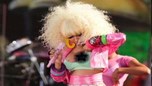 Nicki Minaj deja ver más de la cuenta en un show