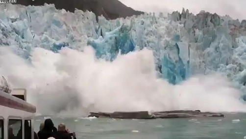 Video: Turistas graban caída de la pared de un glaciar