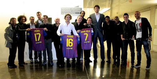 David Bisbal recibe regalo de los jugadores del Barca