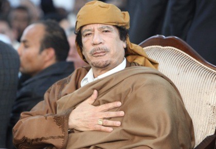 Muamar el Gadafi buscó comida entre la basura mientras permanecía oculto