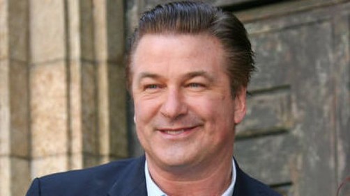 Critican a American Airlines por expulsar a Alec Baldwin de un avión