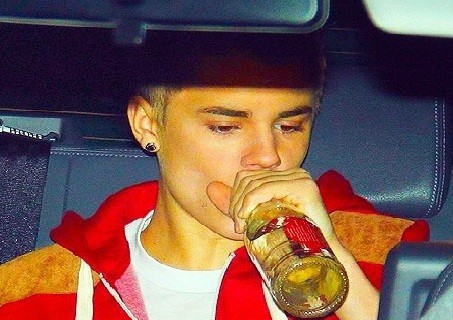 Justin Bieber pasó de tomar leche a cerveza (Video)