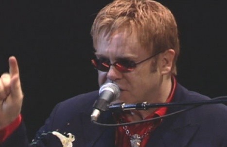 Elton John escribirá libro sobre su experiencia con el VIH