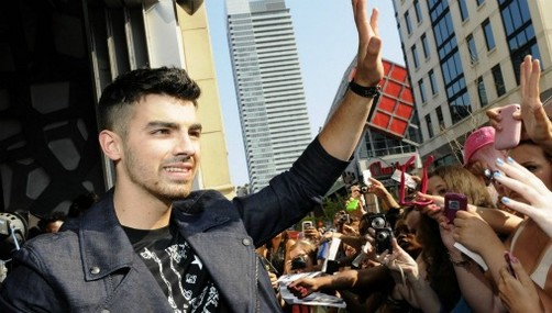 Joe Jonas se presenta en Toronto (video)