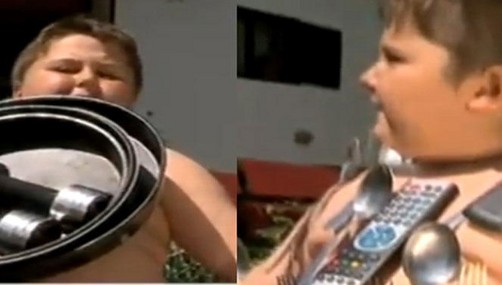Mire como este niño atrae objetos de metal con su cuerpo (VIDEO)