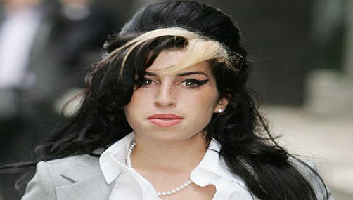 Un cartel con la foto Amy Winehouse crea polémica