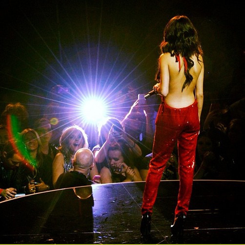 Selena Gomez exhibe su 'rojizo' escote