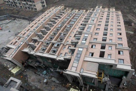 China: Cae edificio de 13 pisos y queda intacto (Fotos)
