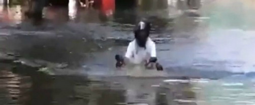 Video: hombre se traslada en motocicleta bajo el agua