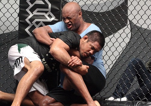 UFC: Anderson Silva sorprendido por reto de Mark Munoz