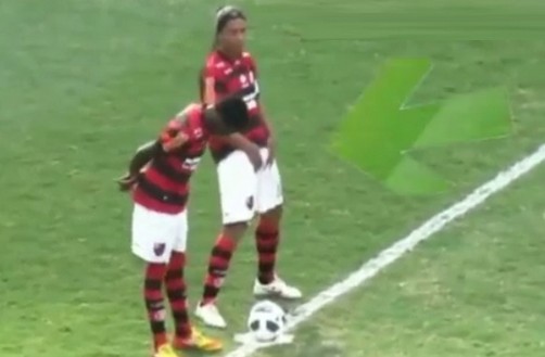 Ronaldinho reaccionó con un gesto obsceno a provocación de hinchas (video)