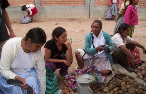 Magaly Solier orgullosa de volver a vender en mercado de Ayacucho