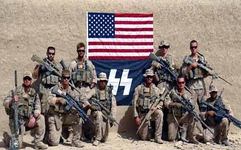 Marines estadounidenses exhiben bandera nazi en fotografía