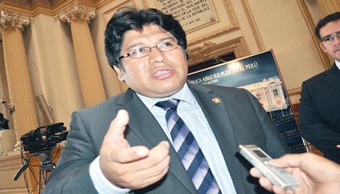 Congresista Renán Espinoza con orden de captura por delitos contra el patrimonio y usurpación agravada