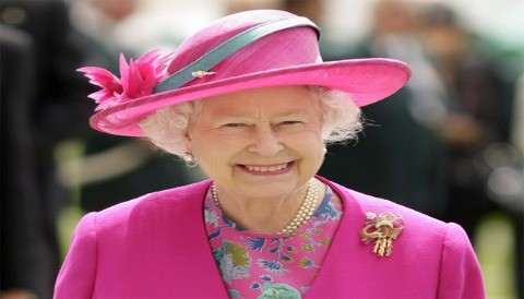 La reina Isabel II viste colores fuertes para no pasar desapercibida