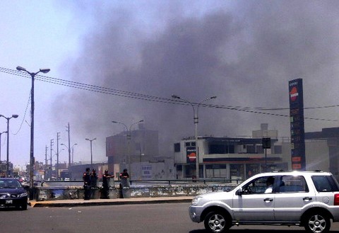 Vecinos de Breña y del Cercado son afectados por el humo del incendio