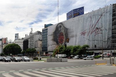 Argentinos homenajean a Roger Waters con imagen gigante de The Wall