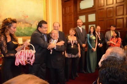 Otorgan reconocimiento a Oswaldo Moran, Presidente de la Universidad María Auxiliadora, en ceremonia llevada a cabo en el Congreso de la República