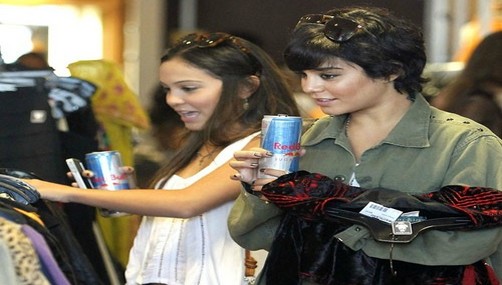 Vanessa Hudgens de compras con su hermana Stella