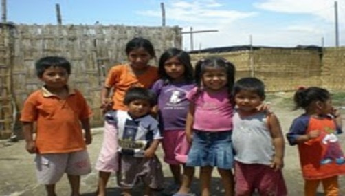 Niños y adultos mayores de Pisco víctimas del terremoto reciben ropa donada
