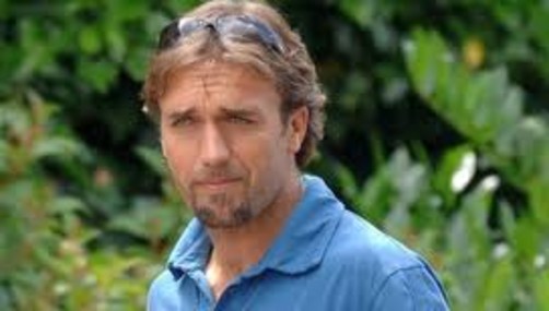 Gabriel Batistuta ya no puede mantenerse en pie