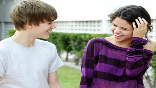 Justin Bieber y Selena Gomez son esculpidos desnudos