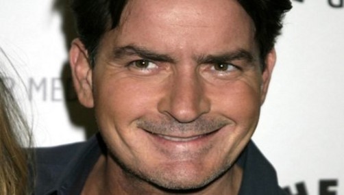 Charlie Sheen contento de que lo atropelle un tren