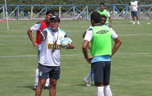 Cristal debe vencer a Cienciano para evitar salida de Juan Reynoso