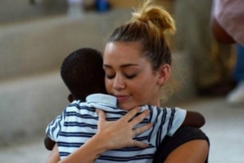 Miley Cyrus conmovida con su viaje a Haití