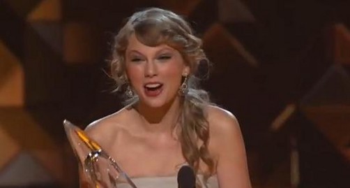 Taylor Swift nombrada Artista del Año en los Premios CMA 2011 (video)
