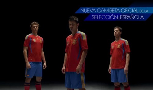 España presentó la camiseta con la que jugará la Eurocopa 2012