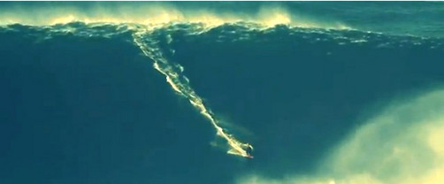 Video: surfeó una ola de 28 metros en Portugal