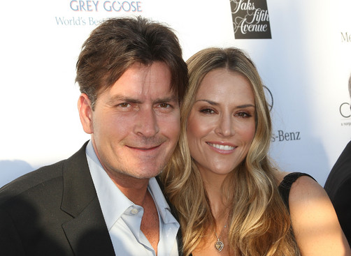 Charlie Sheen sale en defensa de Brooke Mueller