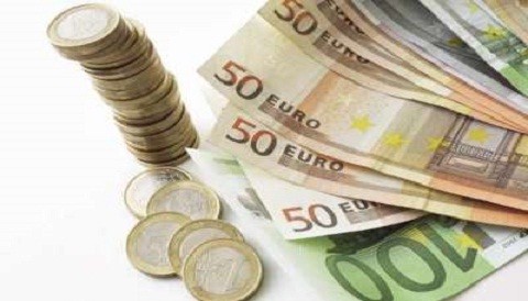 El euro logra su cotización más baja frente al dólar en año y medio