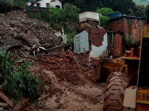 Sube a 18 la cifra de muertos por alud en Brasil