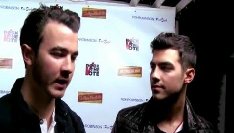 Joe y Kevin Jonas hablan sobre el nuevo álbum de los Jonas Brothers (Video)