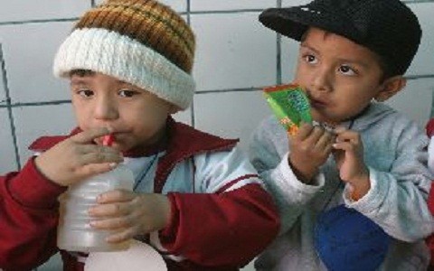 La mitad de niños en etapa escolar consume bebidas procesadas azucaradas