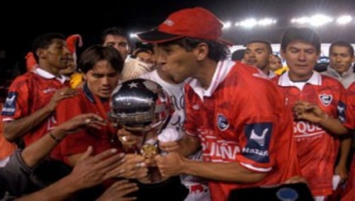Juvenal Silva devolvió trofeos a Cienciano