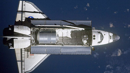Atlantis descarga provisiones en la Estación Espacial Internacional