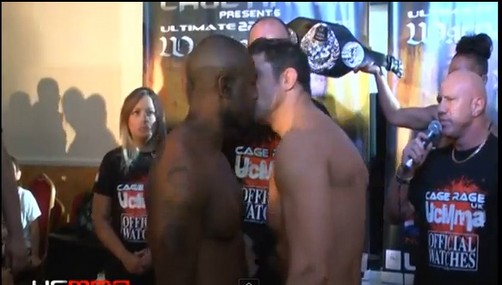 Video: Boxeadores se besan antes de pelear