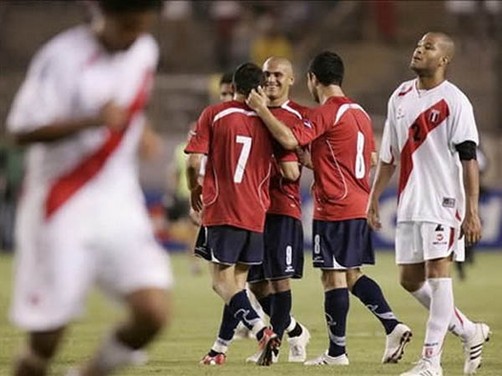 Perú sólo le ganó dos veces a Chile en Santiago