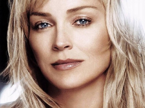 Sharon Stone luce como una adolescente