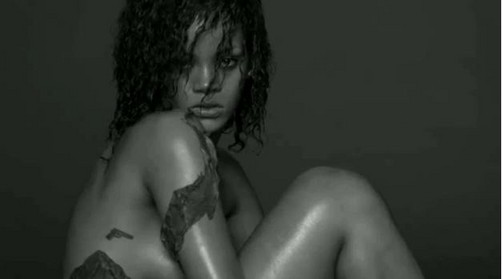 Rihanna al desnudo para la revista Esquire (video)