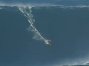 Surfista se pasea en ola de casi 30 metros (Video)