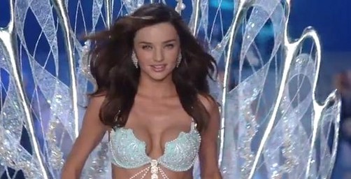 Los ángeles de Victoria's Secret sexys en el Fashion Show 2011 (video)