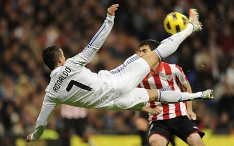 Real Madrid vence al Levante y amplía ventaja sobre Barcelona a diez puntos