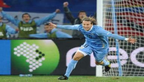 Forlan tratará de salvar hoy a Uruguay en la Copa América