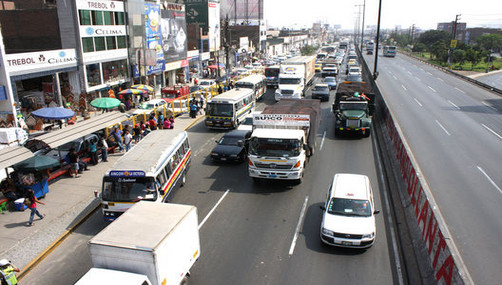 Miles de policías a las calles de Lima por paro de transportistas