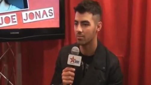 Joe Jonas recibe un facetime de Selena en una entrevista